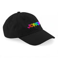 Schwarze JOPATA. Dad Cap mit buntem Neon-Schriftzug und gebogenem Schirm in schräger Vorderansicht.