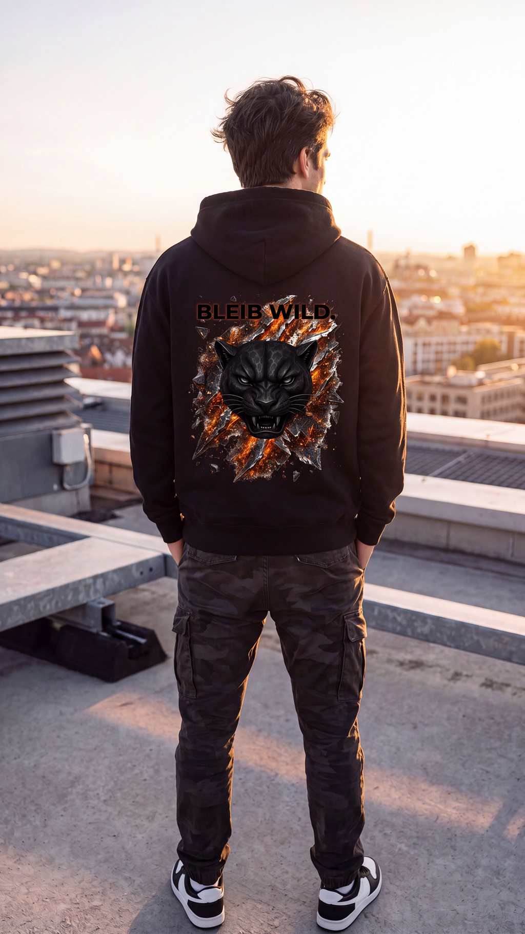 BLEIB WILD. schwarzer Unisex Hoodie – Rückansicht
