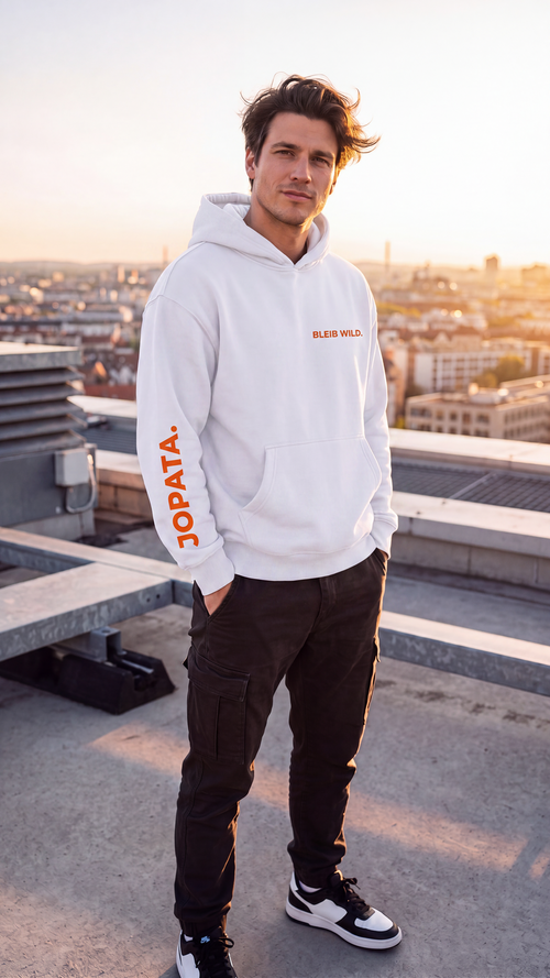 BLEIB WILD. weißer Unisex Hoodie – Frontansicht